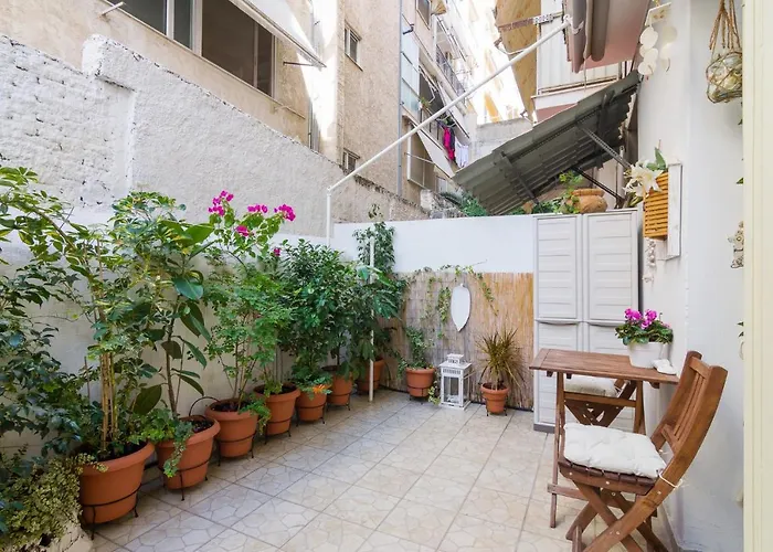 Cozy Apartment With Private Courtyard , Near Syngrou-Fix Metro Station