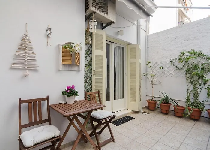 Cozy Apartment With Private Courtyard , Near Syngrou-Fix Metro Station